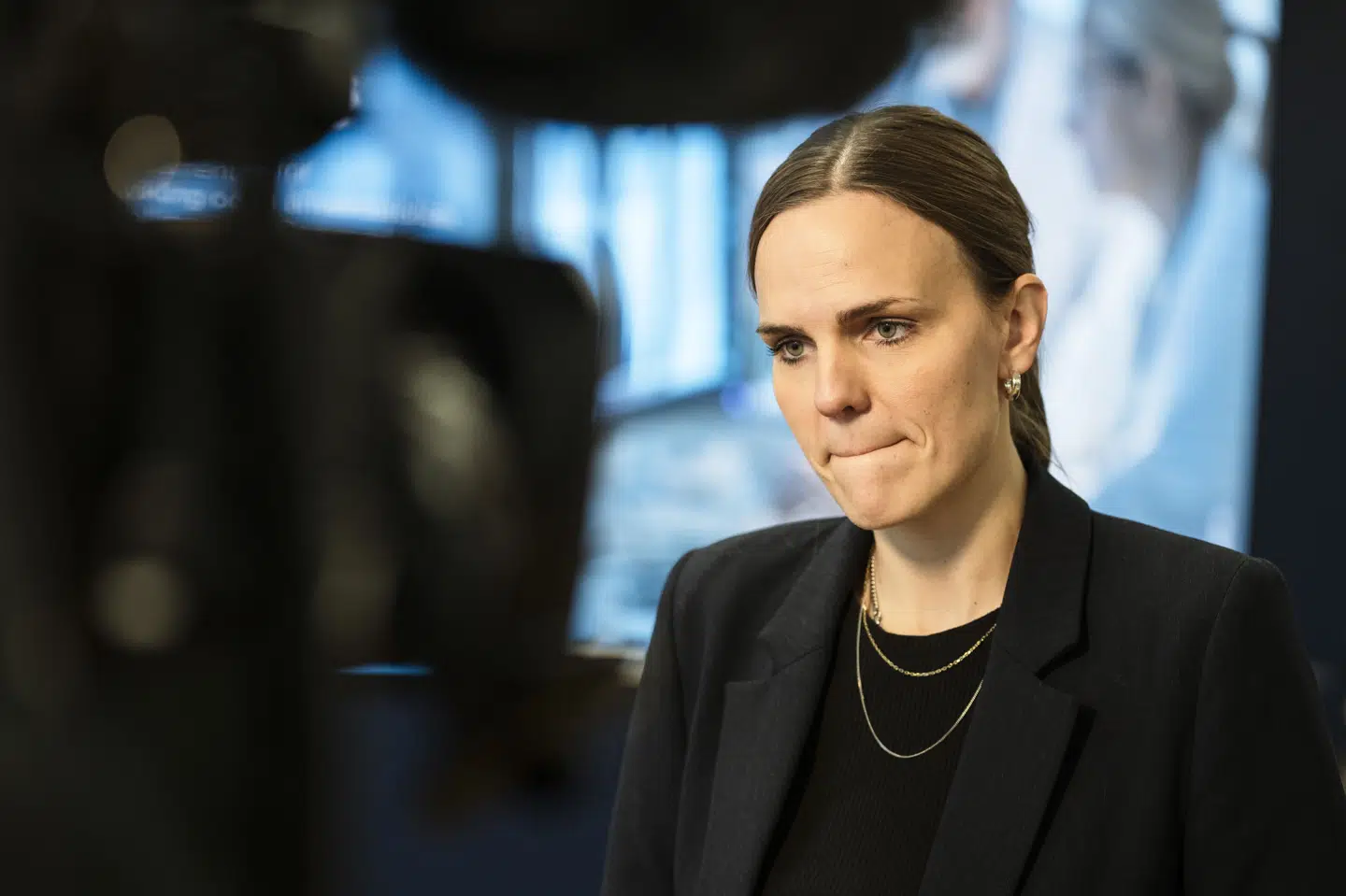 Digitaliseringsminister Caroline Stage Olsen (M) måtte på et pressemøde i sidste uge byde ordførere på kaffe, efter at otte oppositionspartier kritiserede, at de var blevet overhørt, da penge til strategi for kunstig intelligens skulle fordeles.