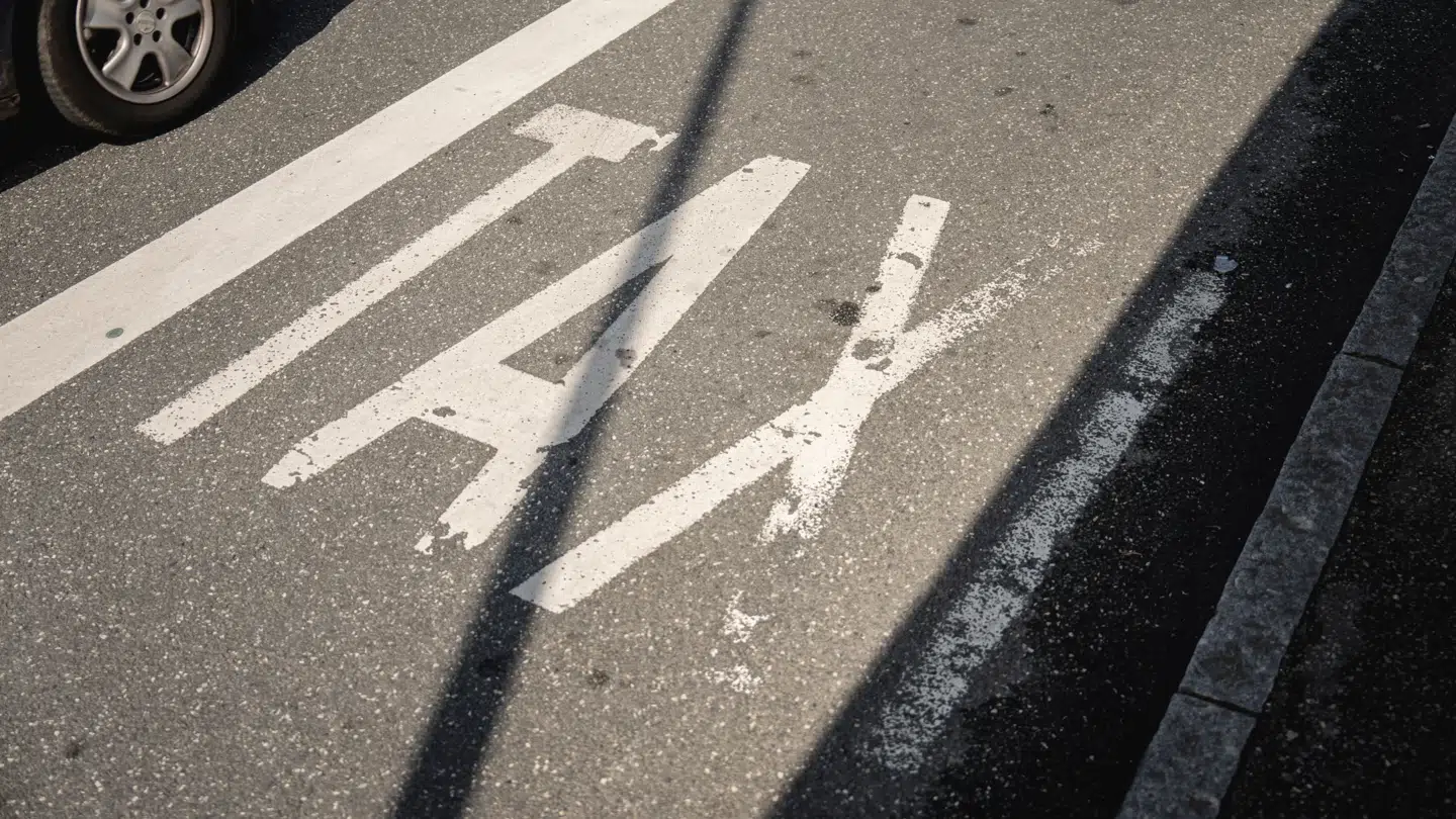 Arkivfoto af Taxi på asfalt