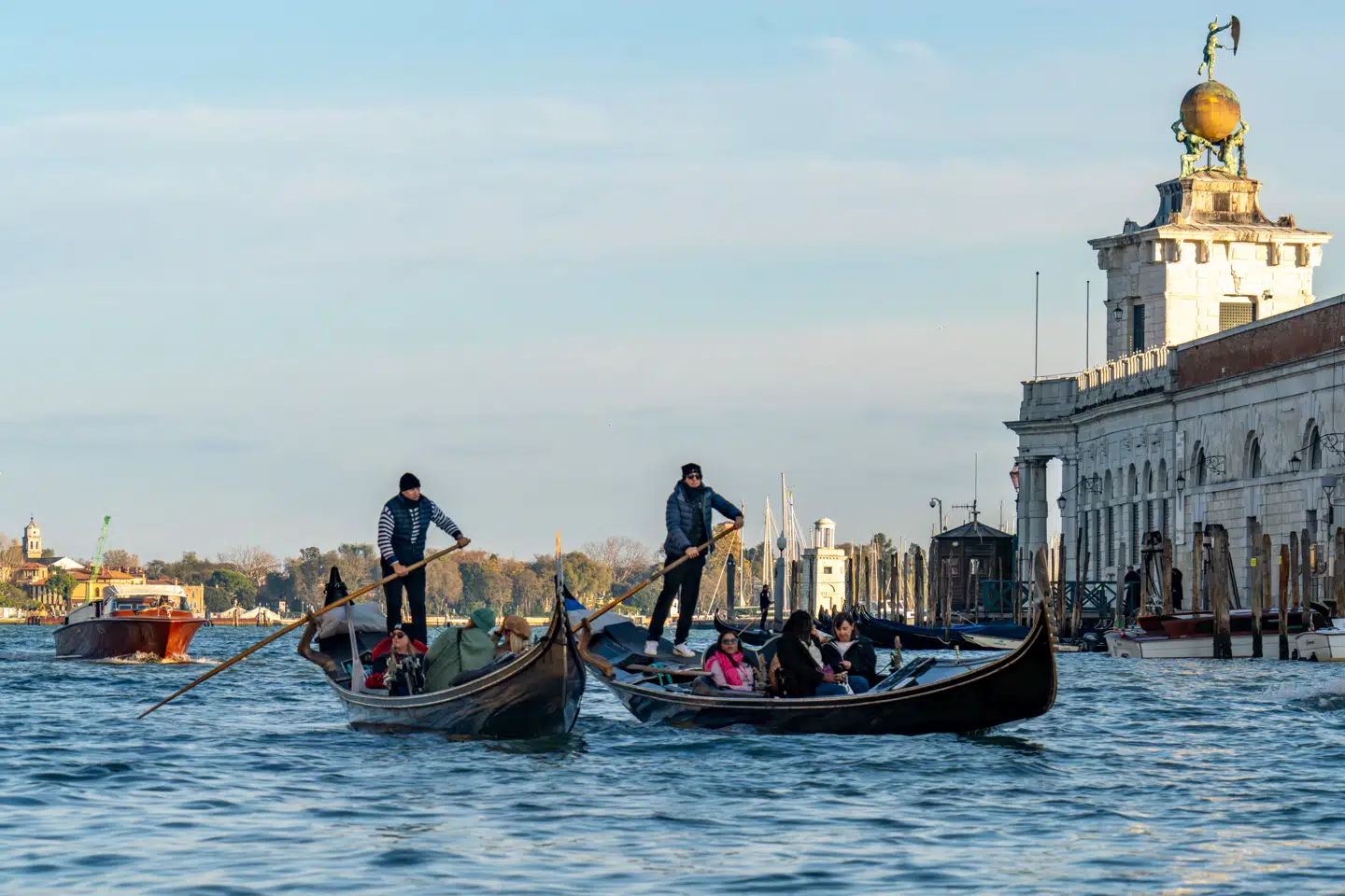 Vores rejselyst står for en stadig større del af den globale CO2-udledning. Her gondoler i Venedigs kanaler. Foto: Jon G. Fuller, Scanpix