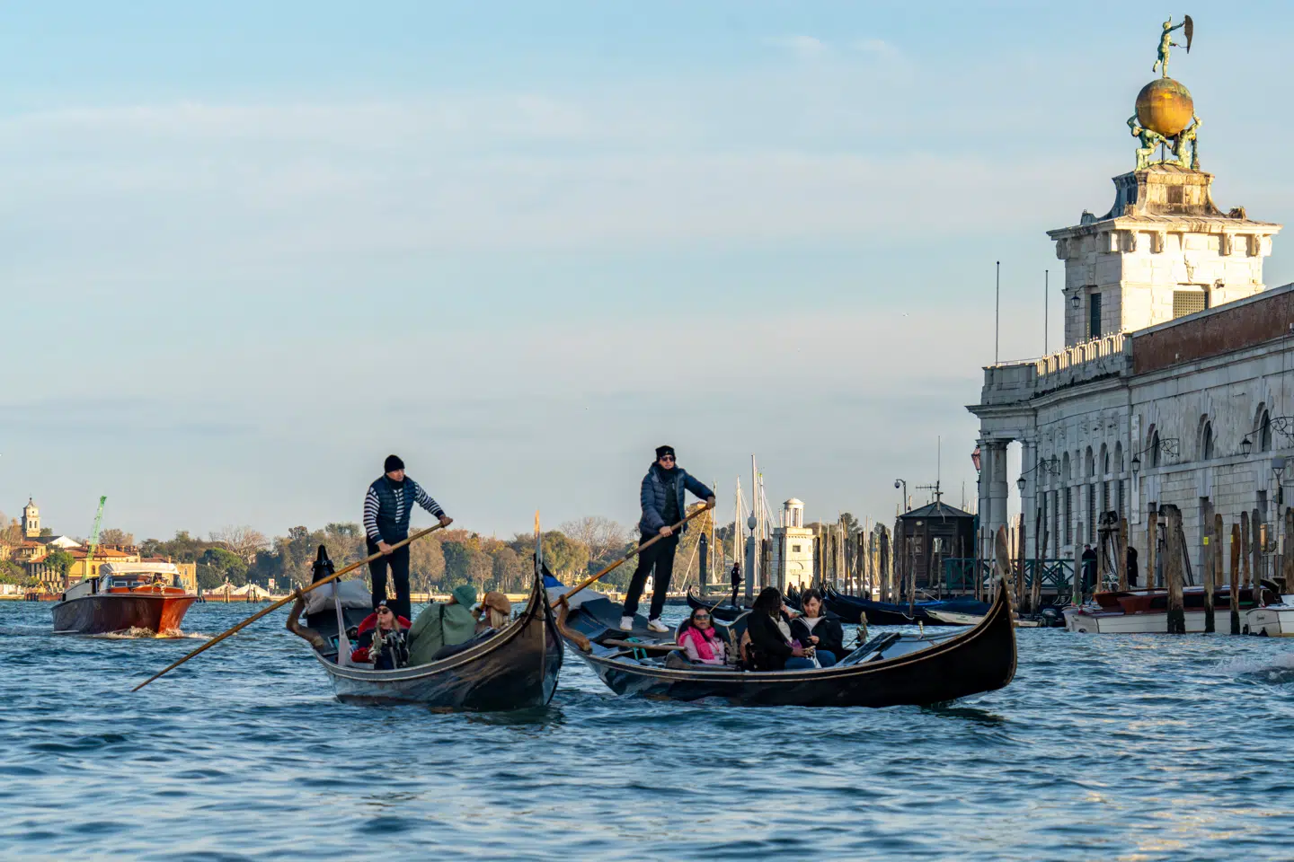 Vores rejselyst står for en stadig større del af den globale CO2-udledning. Her gondoler i Venedigs kanaler. Foto: Jon G. Fuller, Scanpix