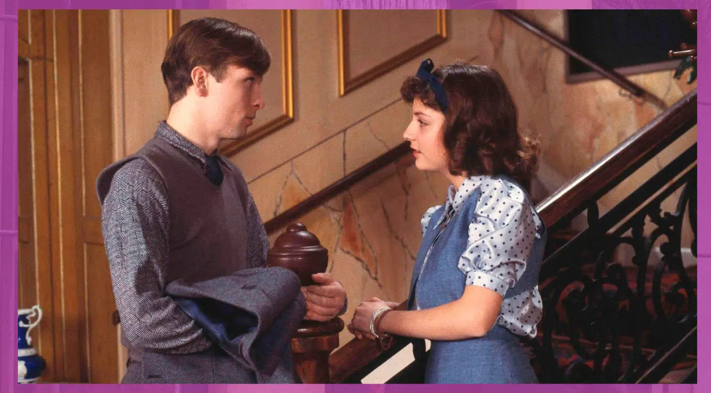 Skal Ellen vælge vennen Ulrik, som også lillesøster Regitze kan lide, eller skal hun gå med den fornemme direktørsøn, de skriver om hendes samvær med i aviserne? Foto: Else Tholstrup / DR