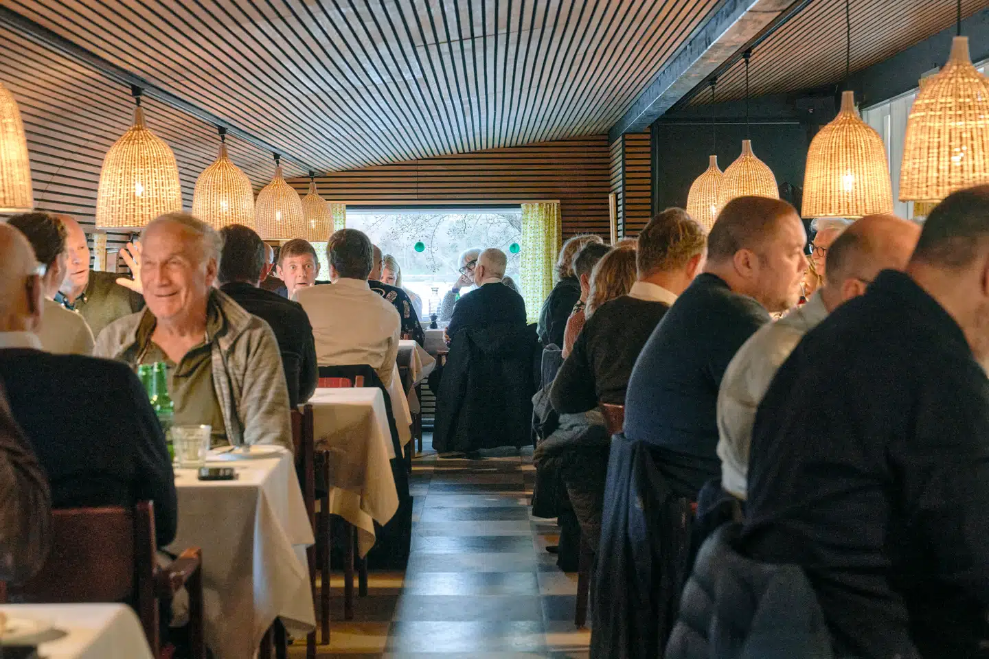 Det tidligere militære vagthus og bomhus, der har været restaurant siden 1942, ligger, så man har frit udsyn til voldene og vandet.