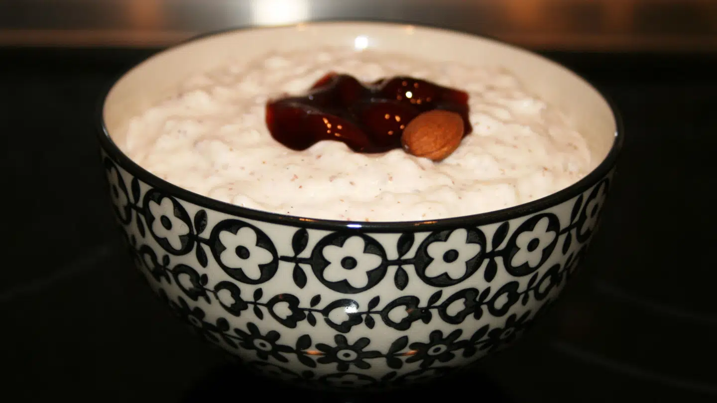 Der er lige nu priskrig om fløde og sødmælk til risalamande, der jo er langt de fleste danskeres dessert juleaften.