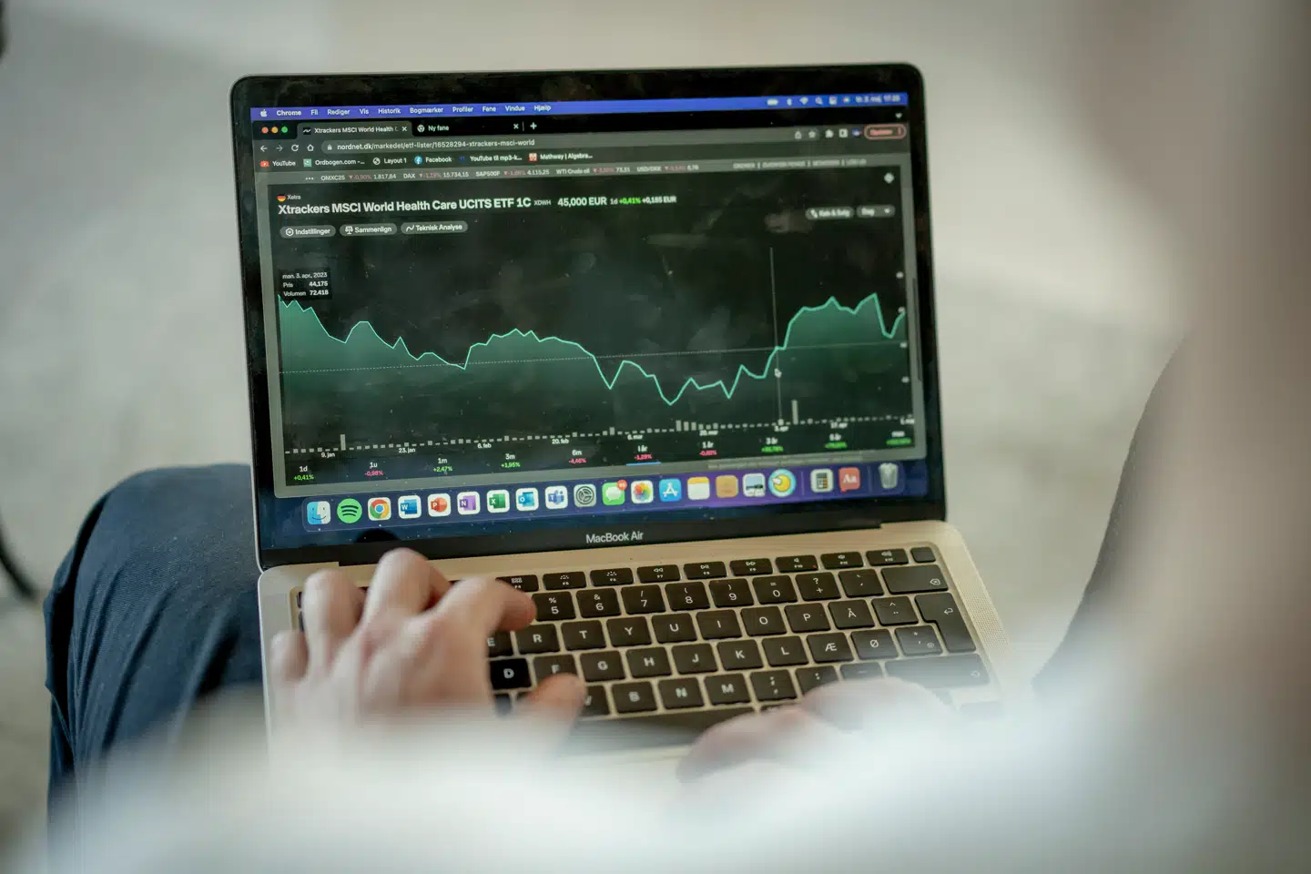 Et ægtepar overvejer at flytte deres aktier mellem deres depoter og undrer sig over, om særeje eller skatteregler kan påvirke overflytningen.