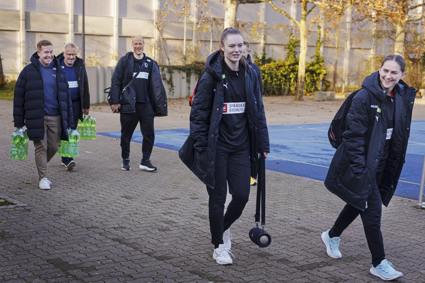 Sportschef Morten Henriksen (yderst til venstre) får lov til at bære de tunge dunke og agere praktiker, når de danske mænd og kvinder deltager ved slutrunder.
