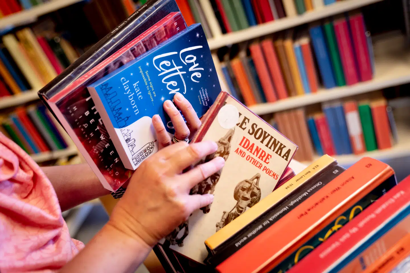 De unge synes at opfatte læsning som en asocial aktivitet, skriver Christian Egander Skov.