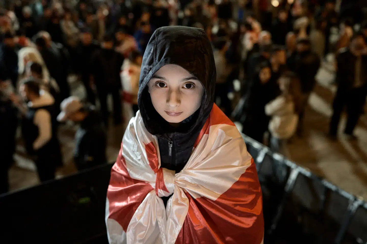 »I Georgien var der store uregelmæssigheder ved valget, der gav et genvalg til partiet Georgiens Drøm. For mange unge georgiere står det som et georgisk mareridt,« skriver Jonas Parello-Plesner. Her ses en demonstration ved parlamentet i Tblisi efter valget. Foto: Niels Ahlmann Olesen