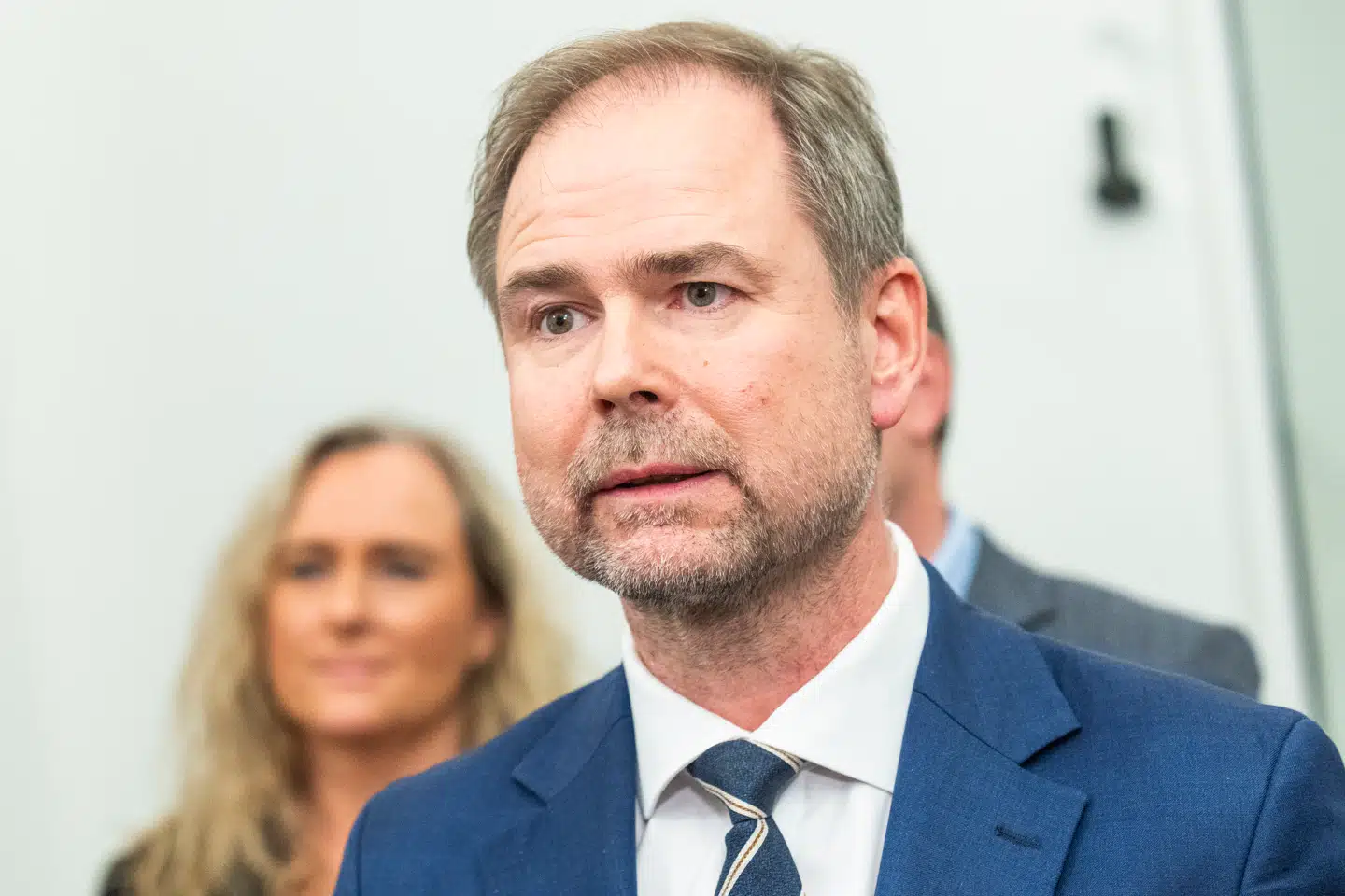 Efter flere årtiers frasalg betyder købsaftalen, at staten igen bliver hovedaktionær i Københavns Lufthavne for første gang i 24 år. Københavns Lufthavne driver primært Roskilde Lufthavn samt lufthavnen i Kastrup.