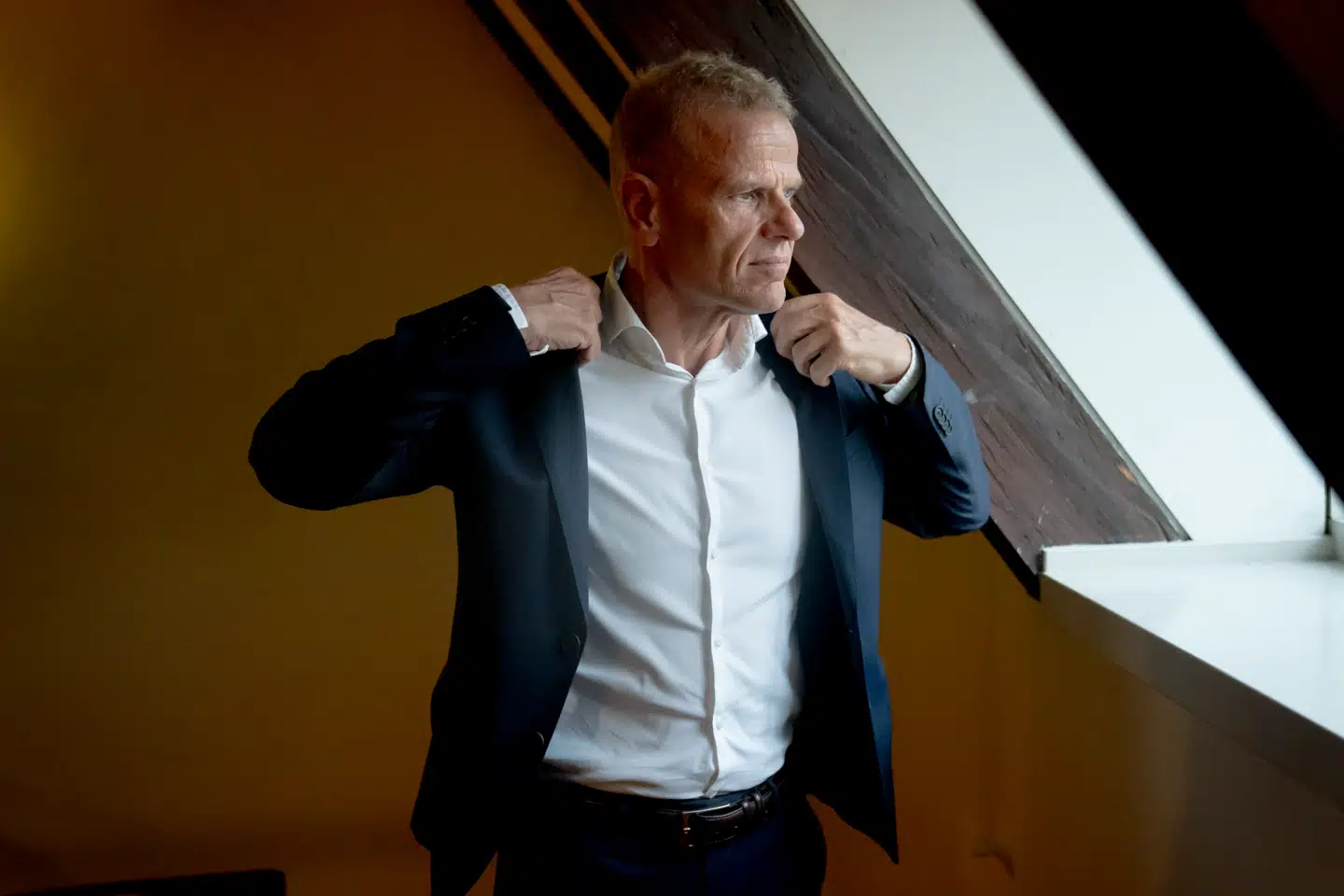 Lars Findsen får stadig løn for at være chef for Forsvarets Efterretningstjeneste. Trods hjemsendelse, fængsling og anklage om landsskadelig virksomhed, er det ikke lykkedes at finde en fyringsgrund.