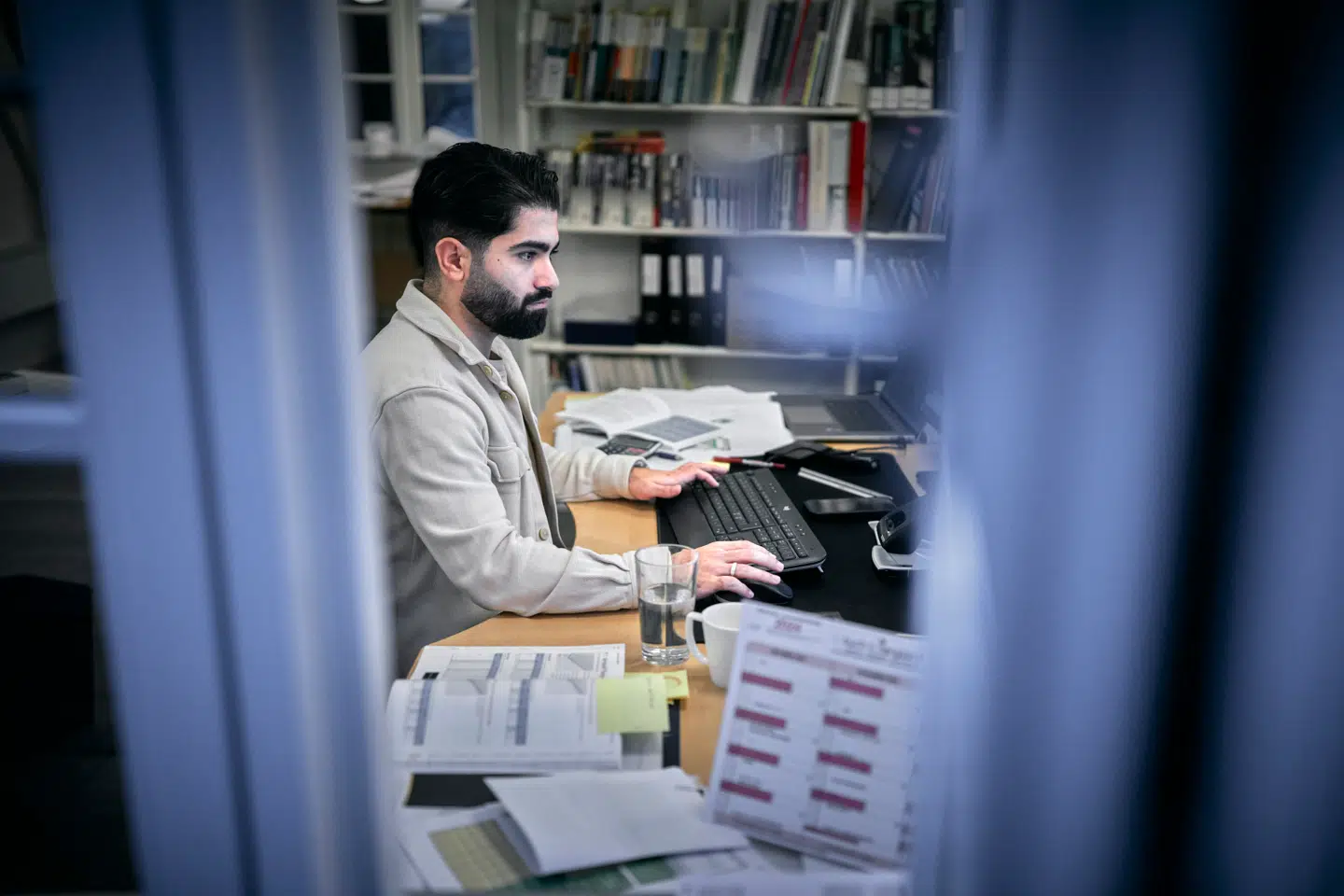 Mohammed Rezzq er syrisk flygtning i Danmark, men har ikke tænkt sig at vende hjem igen efter Assads fald. Med sin kurdiske baggrund kan Mohammed ikke føle sig sikker – hverken med Assad eller HTS ved magten, forklarer han.