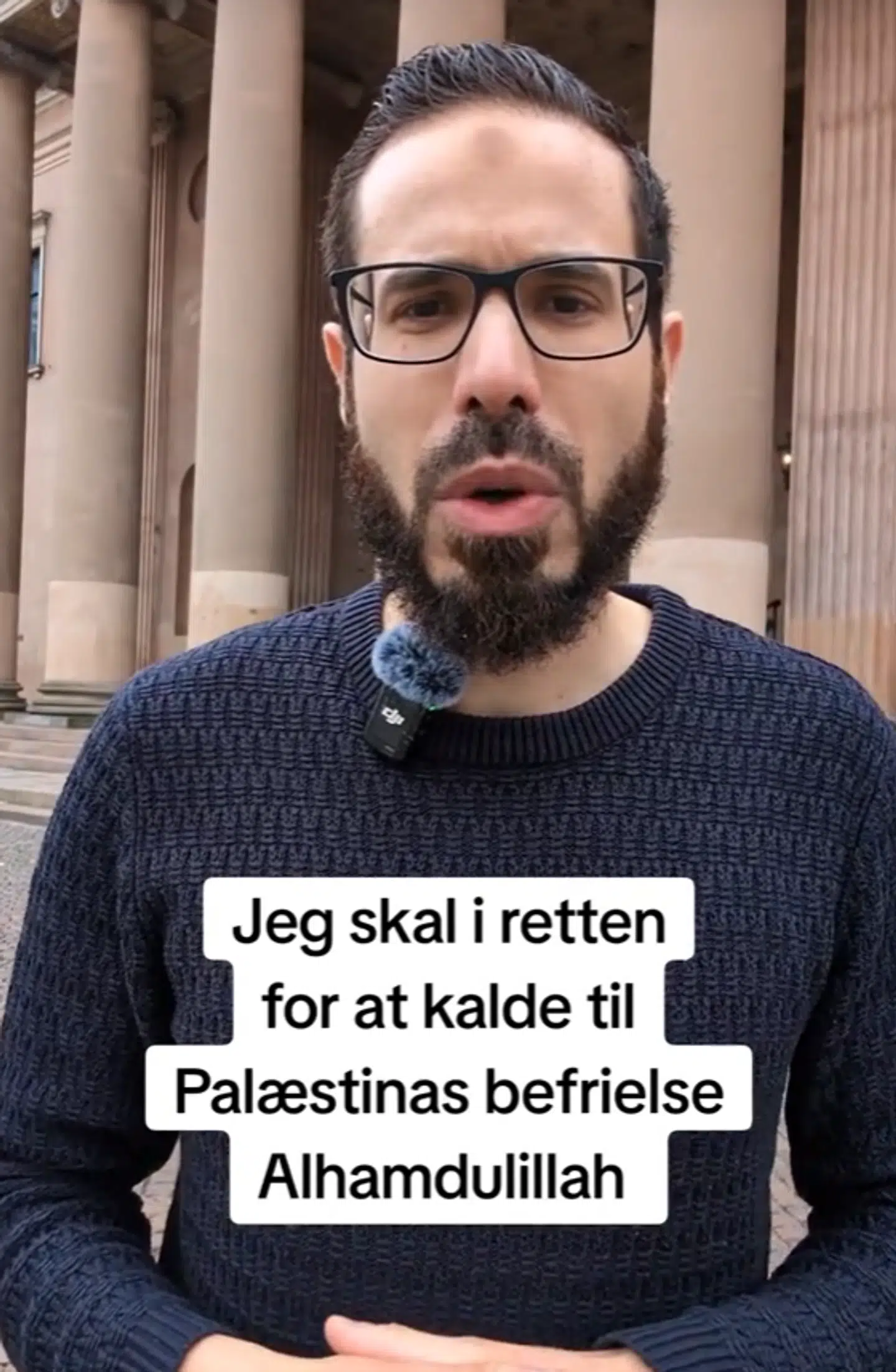Her ses Hizb ut-Tahrirs talsmand, Elias Lamrabet, i en video filmet foran Københavns Byret. Her blev han tidligere i år idømt to måneders betinget fængsel for at have opfordret til væbnet kamp mod Israel.