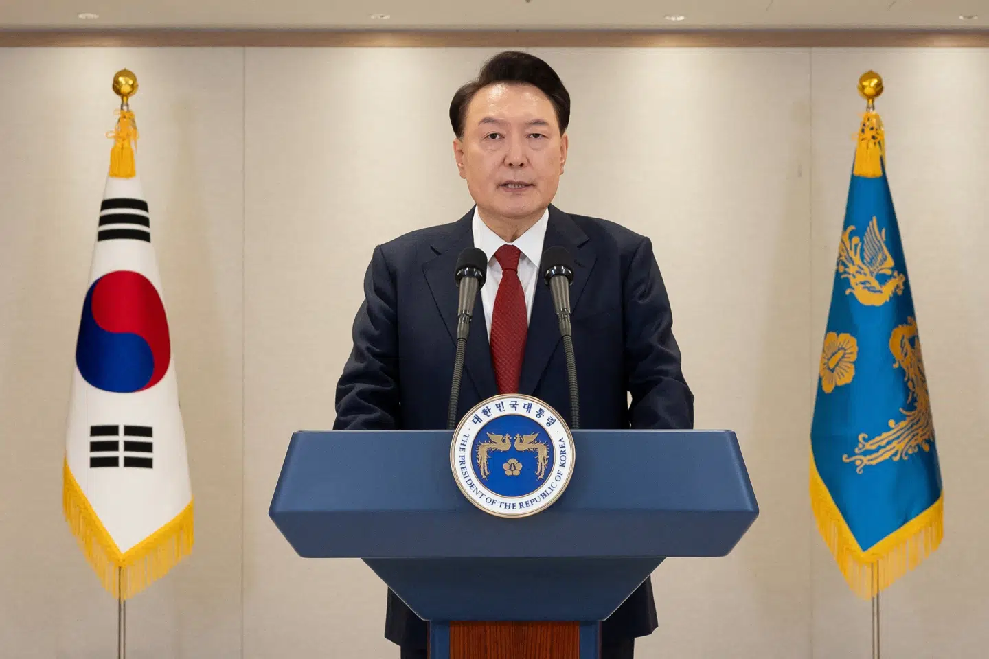 - Jeg er klar til at stå over for en rigsret, efterforskninger, og hvad ender ellers måtte komme, siger Sydkoreas præsident, Yoon Suk-yeol, i et tv-transmitteret tale lidt over en uge efter, at han indførte en kortvarig undtagelsestilstand i landet.