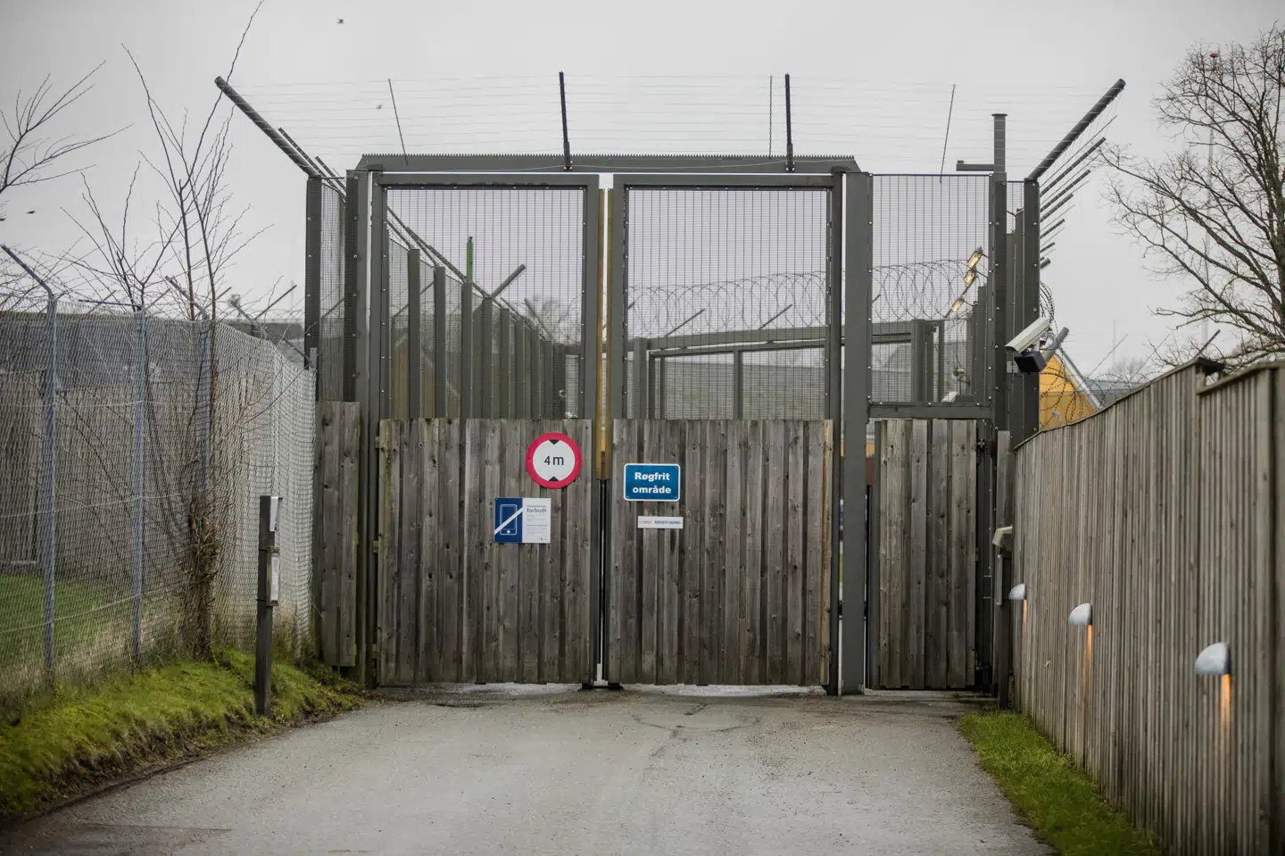 På billedet ses porten og hegnet ind til Udlændingecenter Ellebæk, som bliver kritiseret i ny rapport. (Arkivfoto).