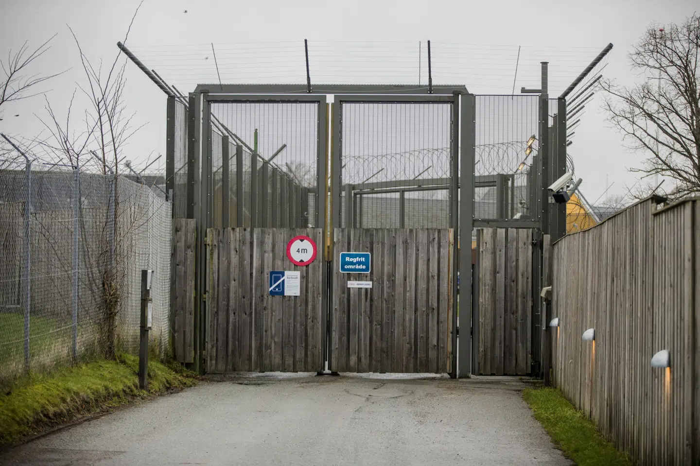 På billedet ses porten og hegnet ind til Udlændingecenter Ellebæk, som bliver kritiseret i ny rapport. (Arkivfoto).