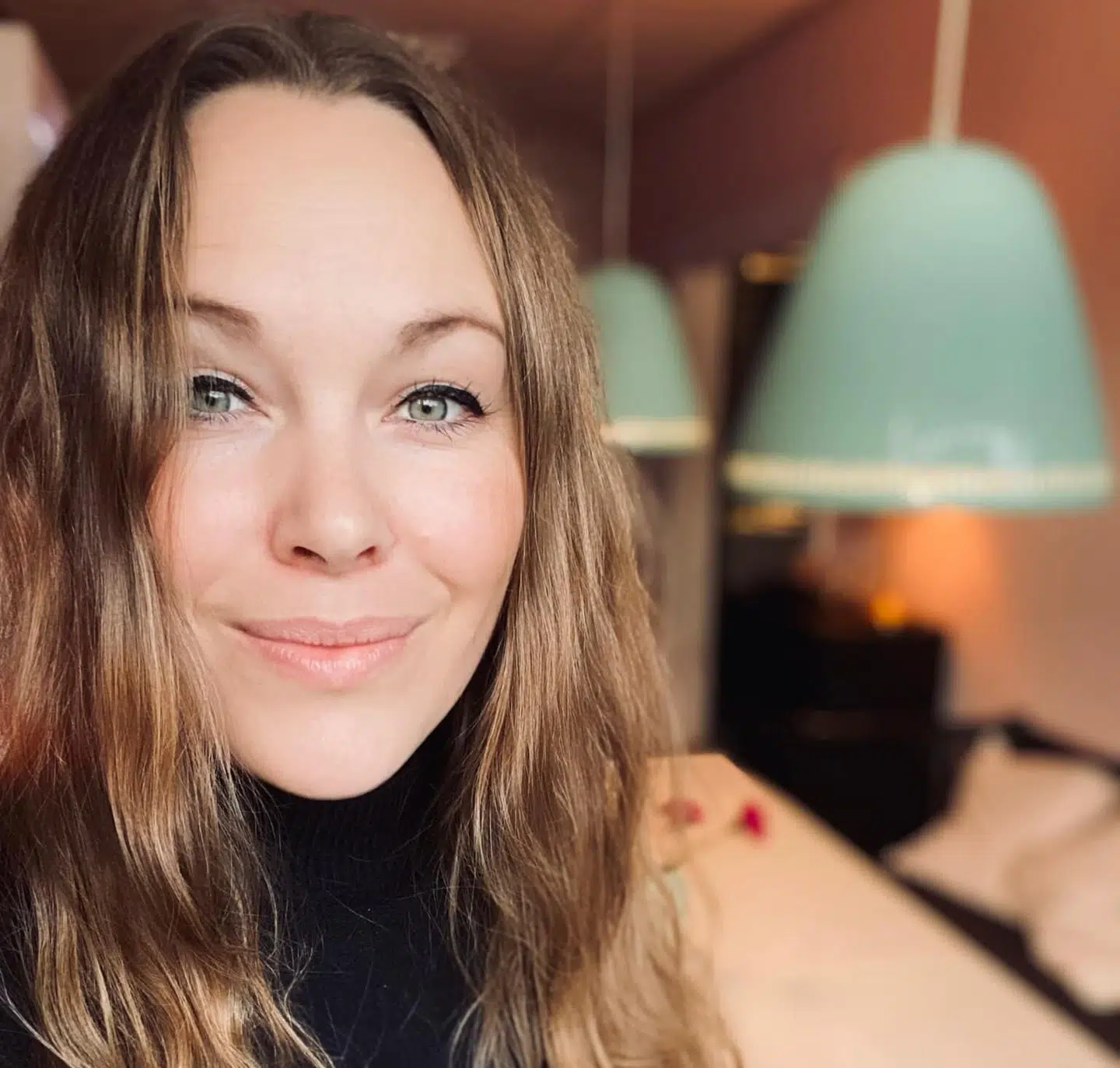 Bella er i dag er 38 år og bor i København med sin kæreste og deres datter.