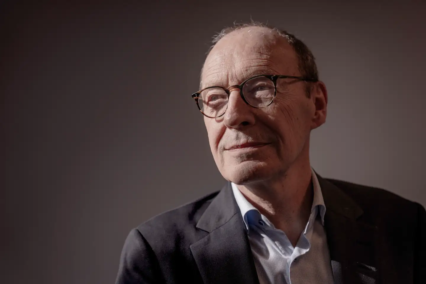 »Når vi i Danmark bliver rigere, skyldes det primært øget produktivitet. Og den øgede produktivitet kan tilskrives, at vi investerer relativt meget i uddannelse, ligesom erhvervsinvesteringer fylder meget,« skriver Lars Andersen.