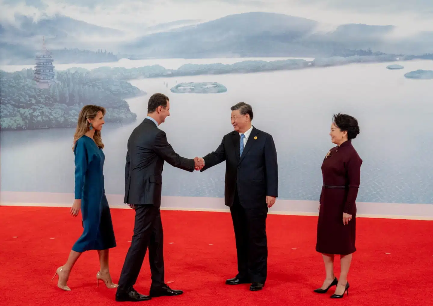 Kinas præsident Xi Jinping og Bashar al-Assad giver hånd under det syriske statsbesøg i Kina i 2023. Foto: Syrian Presidency, Scanpix