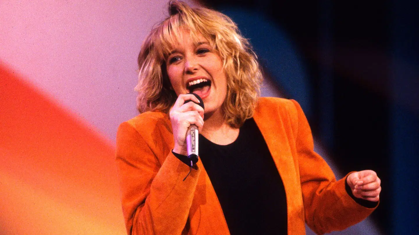 Lonnie Devantier vandt i 1990 det danske melodigrandprix med sangen 'Hallo Hallo'. For inden havde Sacha Dupont været i spil til at synge sangen.