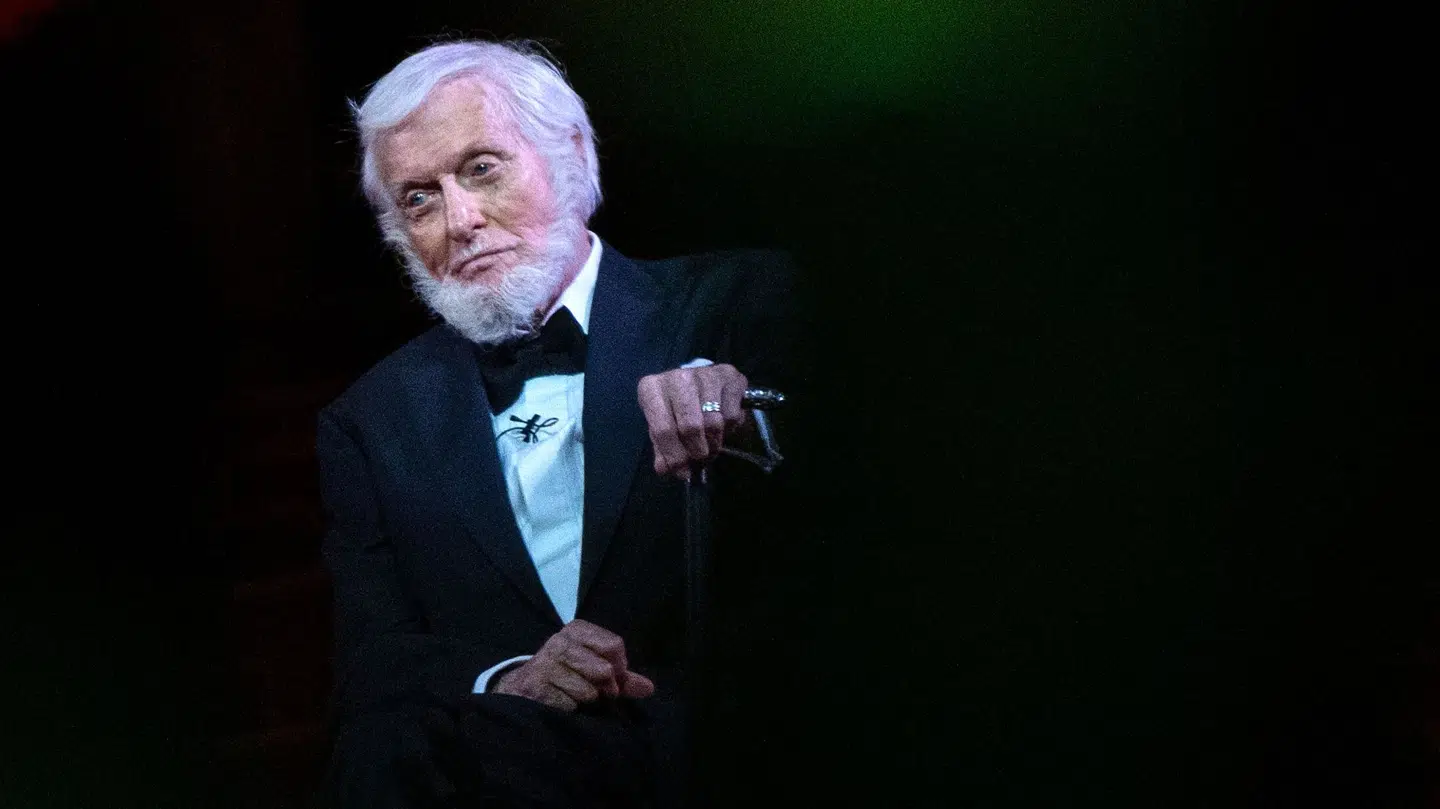 Den amerikanske skuespiller Dick Van Dyke måtte reddes ud af sit brændende hjem i Malibu og evakueres.