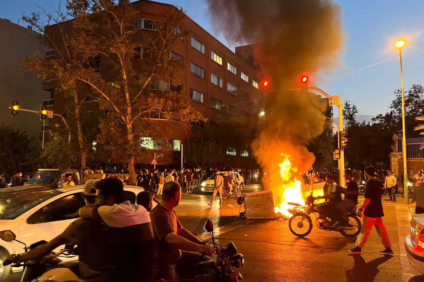 En motorcykel tilhørende iransk politi brænder under en demonstration den 19. september 2022, i kølvandet på at 22-årige Mahsa Amini døde efter at have været i det iranske moralpolitis varetægt.
