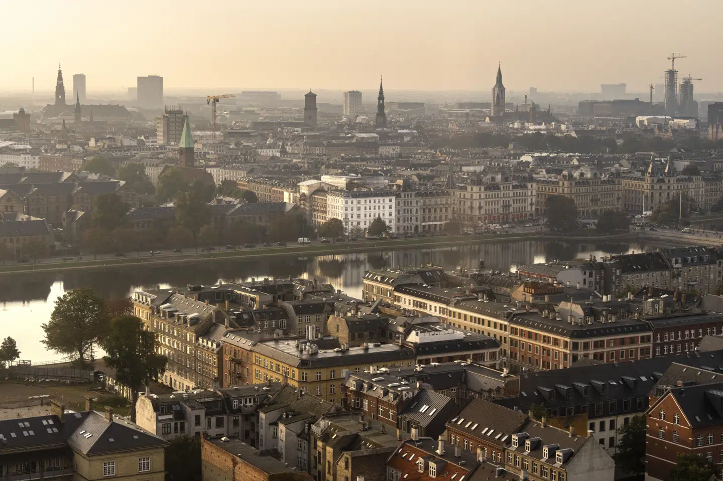 København er et attraktivt sted at bo. Det kan mærkes på priserne. Den gennemsnitlige kvadratmeterpris på ejerlejligheder er i Københavns Kommune på 55.835 kroner. (Arkivfoto).