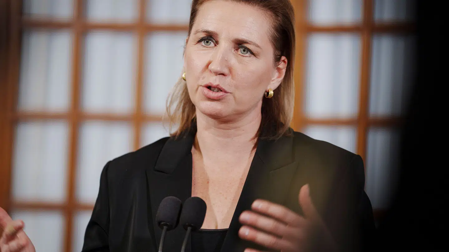 Statsminister Mette Frederiksen (S) tegner et dystert verdensbillede i fire medier fredag morgen.