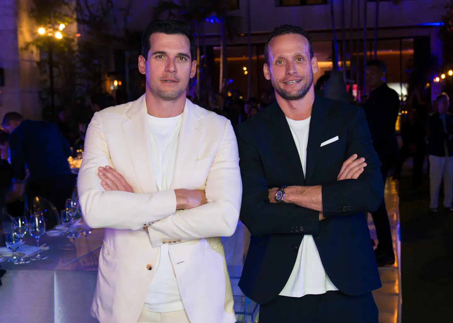 Oren Alexander (il venstre) og Tal Alexander ses her deltage i en TAG Heuer-middag til ære for NBA-stjernen Jimmy Butler i 2021 i Miami.