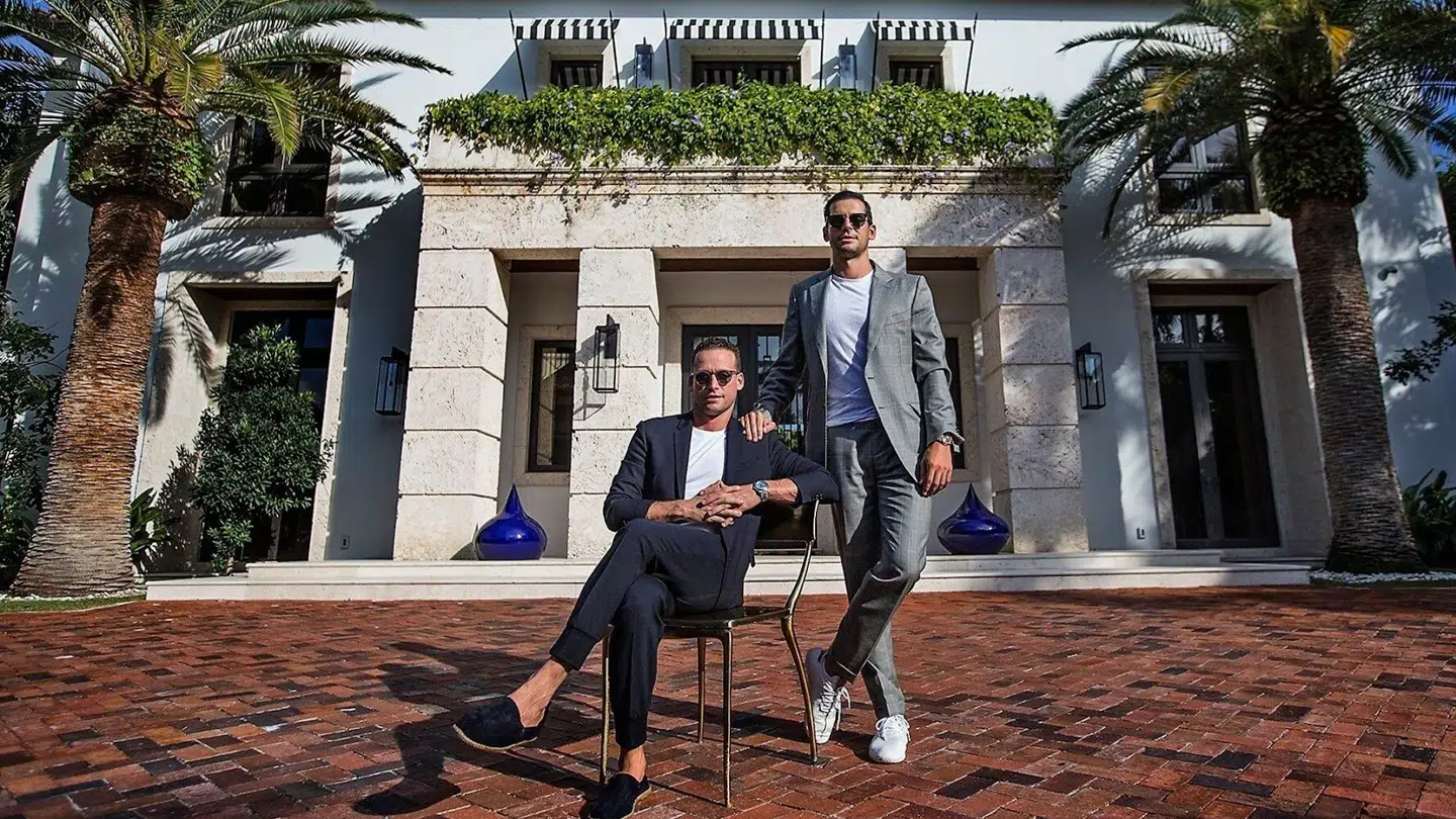 Her ses Tal Alexander (til venstre) og Oren Alexander i 2019 i Miami i Florida.