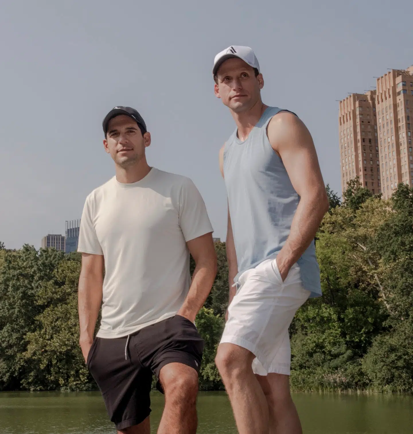 Her ses Oren Alexander (til venstre) med broderen Tal Alexnader på Manhattan i 2022.