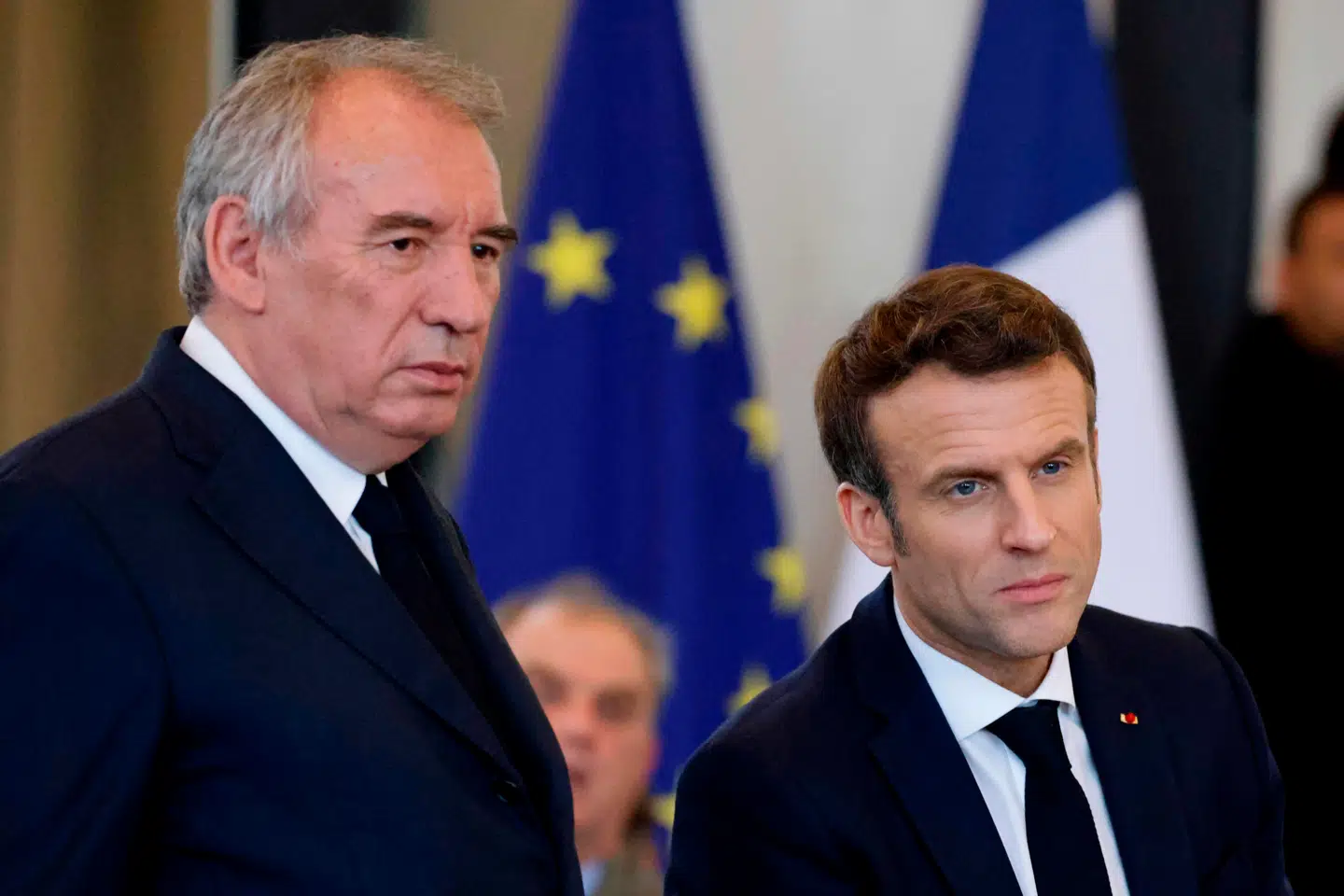 François Bayrou (tv.) var med til at køre Emmanuel Macron frem i spurten, da han i 2017 overraskende blev valgt som fransk præsident. Nu er den erfarne centrumspolitiker blevet udnævnt til premierminister efter en destruktiv magtkamp med sin tidligere protegé, der ikke vil gøre hans i forvejen svære opgave lettere.