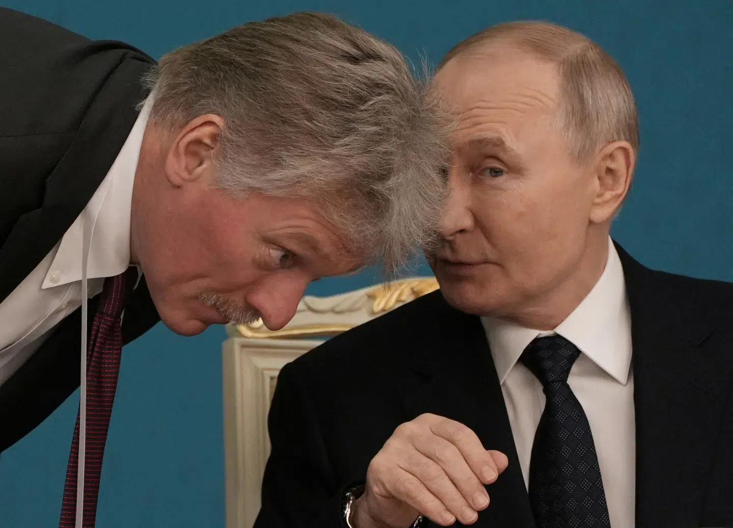 Her ses Vladimir Putin i samtalen med Kreml-talsmanden Dmitrij Peskov den 27. november.