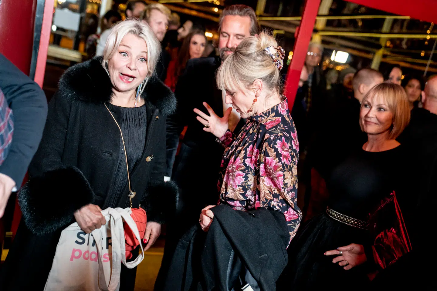 Signe Lindkvist og Iben Hjejle på rød løber til Rainbow Awards i Cirkusbygningen i København, tirsdag den 2. november 2021.