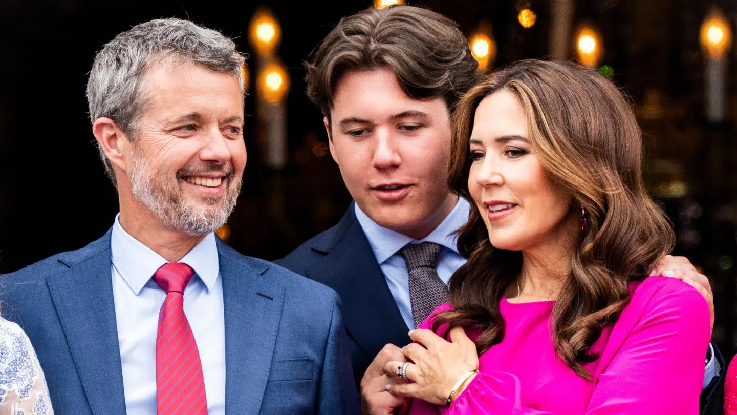 Kong Frederik, dronning Mary og kronprins Christian ses her tilbage i maj.