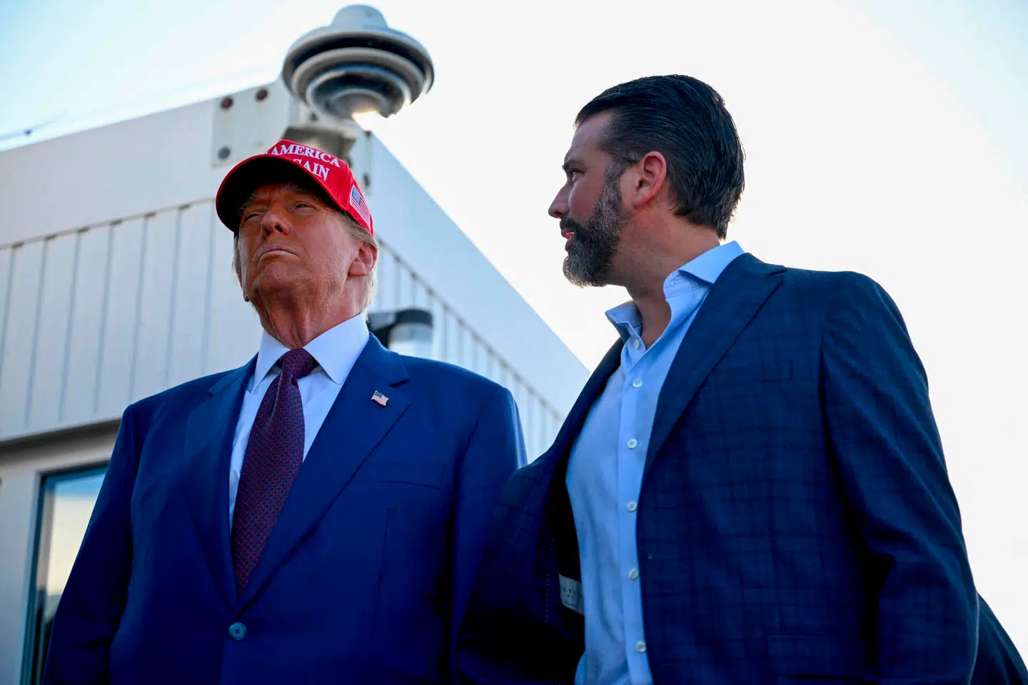 Far og søn. Foto: Brandon Bell, Scanpix