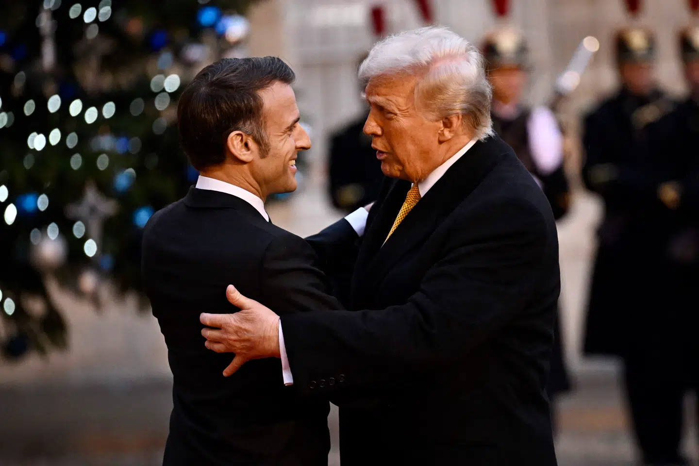 Donald Trump i en tæt omfavnelse med Frankrigs præsident, Emmanuel Macron, i Paris 7. december. Vi står nu med risikoen for, at Trump dikterer en fred, ingen i Europa eller Ukraine ønsker, mener Søren Pind.