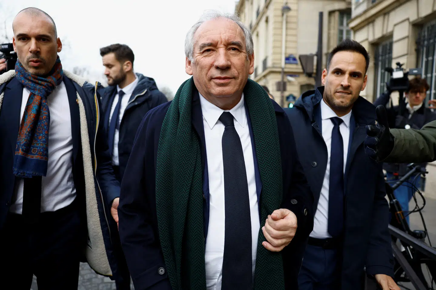 Den nyudpegede premierminister, Francois Bayrou, går her i Paris fredag.