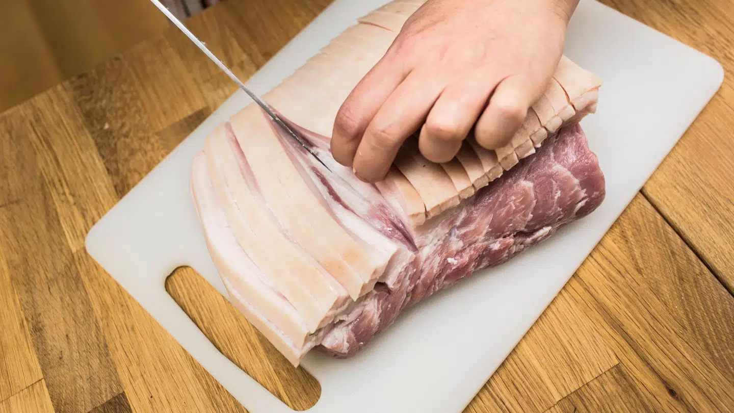 Hvis du skal have billig flæskesteg til juleaften eller julefrokosten, så findes de lige nu rigtig billigt.