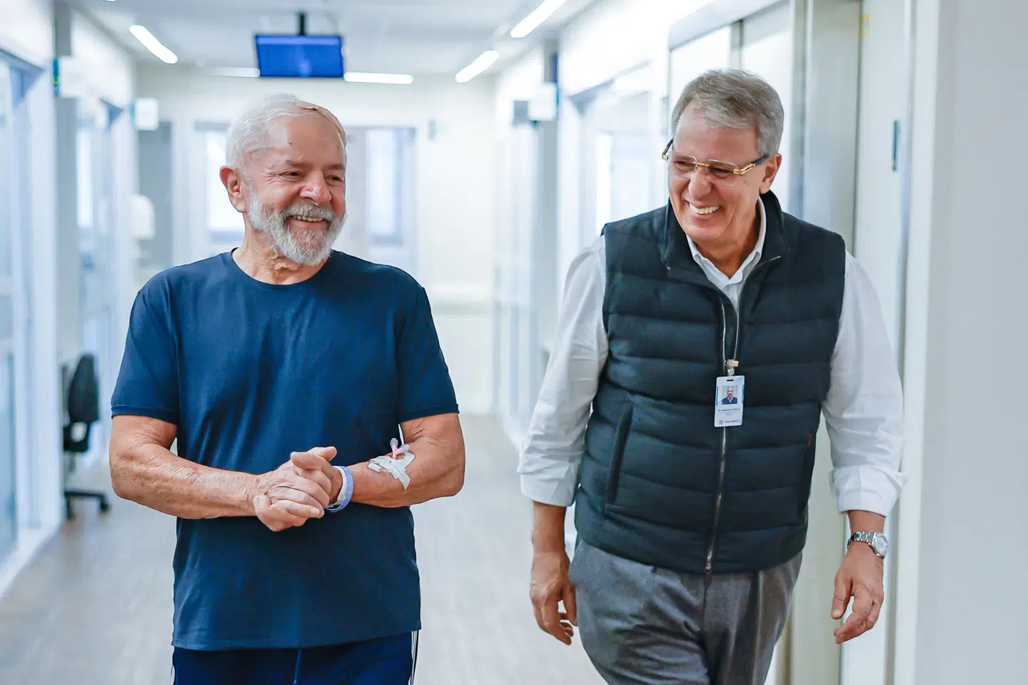 Brasiliens præsident Lula ses på et billede gå rundt med en af sine læger efter at have været igennem to operationer. Billedet er blevet offentliggjort fredag af vicepræsidentens kontor.