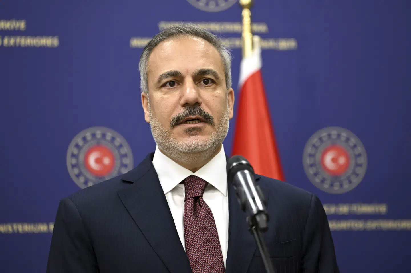 Den tyrkiske udenrigsminister, Hakan Fidan, fortæller, at der allerede vil være tyrkiske diplomater i Syrien lørdag. Landet lukkede sin ambassade i 2012.