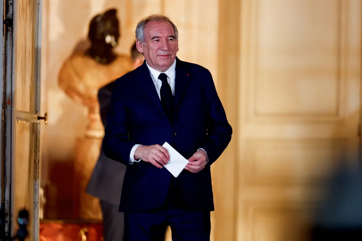 François Bayrou blev fredag udnævnt som premierminister i Frankrig. Han er dermed den fjerde franske premierminister i år. Kreditvurderingsinstitut vurderer, at politisk splittelse i det franske parlament vil gøre det vanskeligt at reducere landets offentlige underskud.