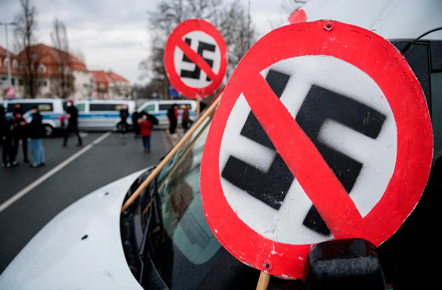 Den schweiziske regering vil forbyde brug af hagekorset og nazihilsner som »Heil Hitler« i det offentlige rum.