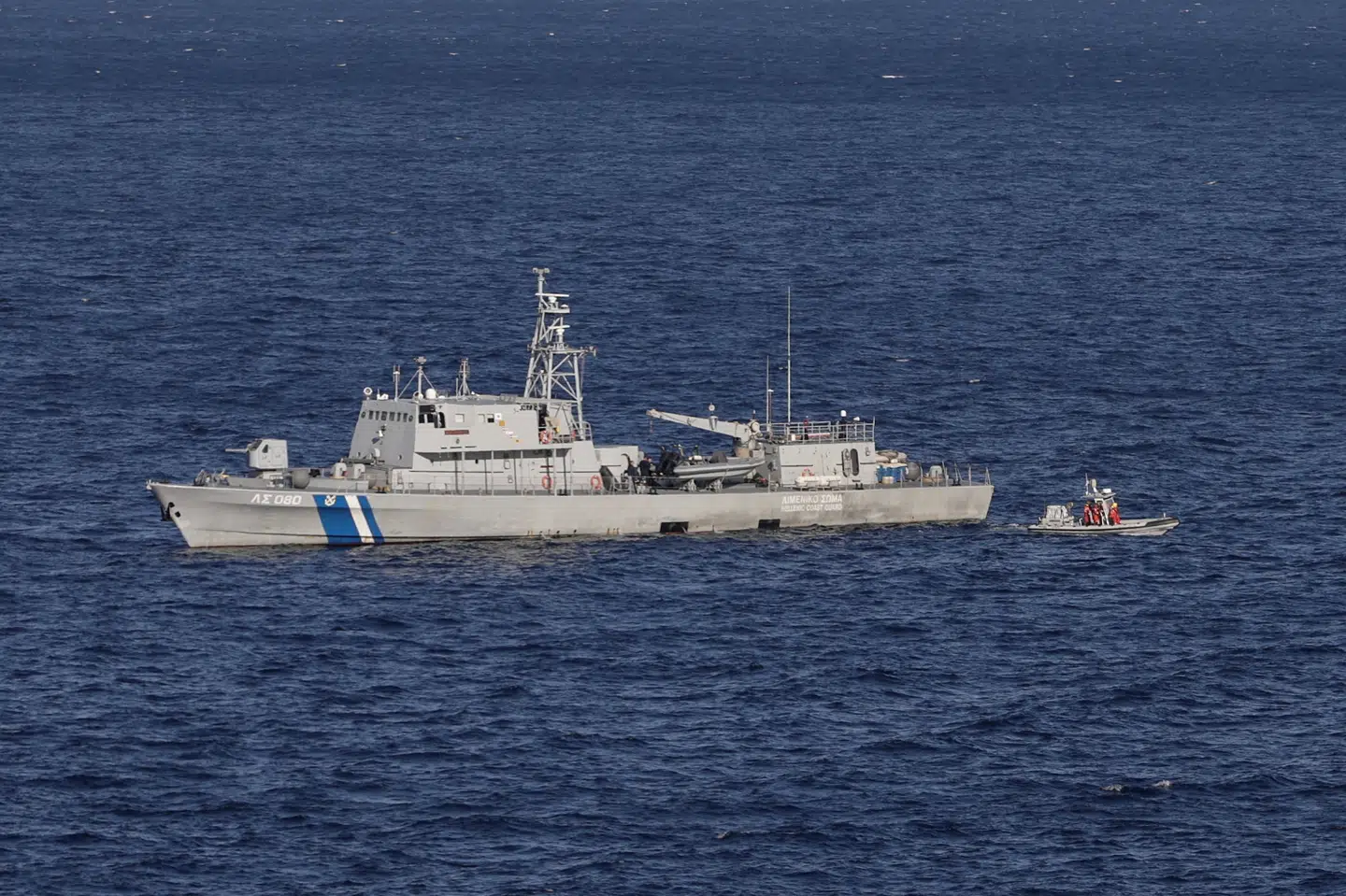 Der har i de seneste uger været flere ulykker, hvor migranter er druknet i Middelhavet. Billedet her er fra slutningen af november, hvor den græske kystvagt tog del i en redningsoperation nord for øen Samos. (Arkivfoto).
