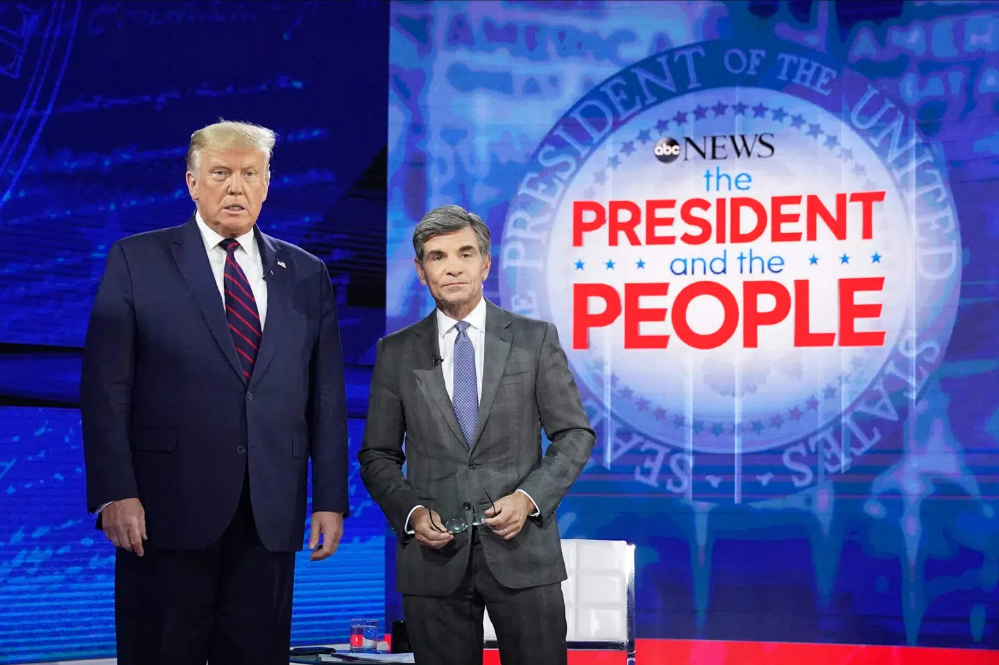 Her ses den kommende amerikanske præsident Donald Trump og tv-værten George Stephanopoulos i 2020. (Arkivfoto).