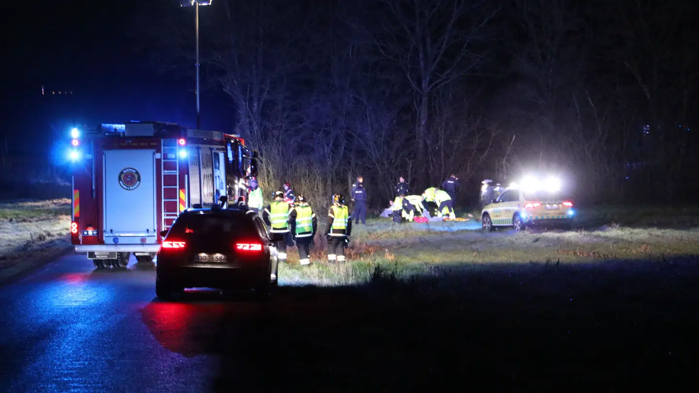 Der var adskillige udrykningskøretøjer til stede ved Mausing Skolevej i nat.