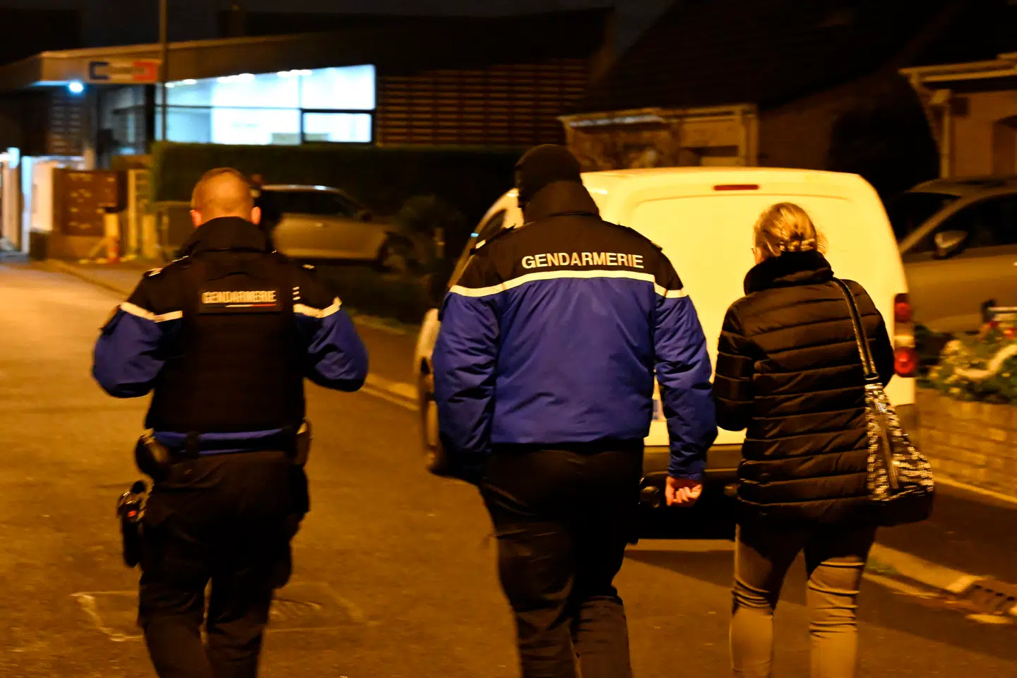 Her er det den mistænktes advokat, som ankommer til en gendarmeristation i det nordlige Frankrig.