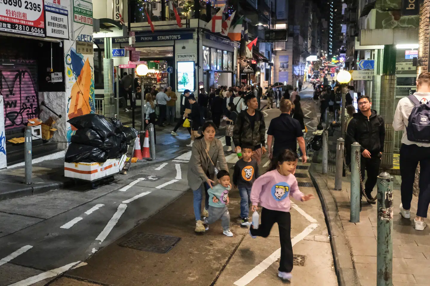 Selvom der er liv i gaderne, har Hongkongs butikker det svært.