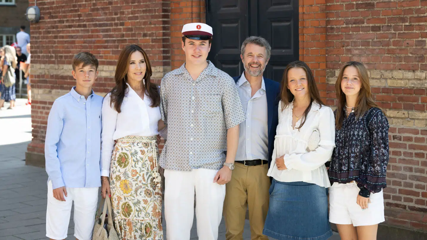 Kronprins Christian har afsluttet sin sidste eksamen og er blevet student fra Ordrup Gymnasium. Prins Vincent, dronning Mary, kong Frederik, kronprins Christian, prinsesse Isabella og prinsesse Josephine. Mandag den 24. juni 2024.