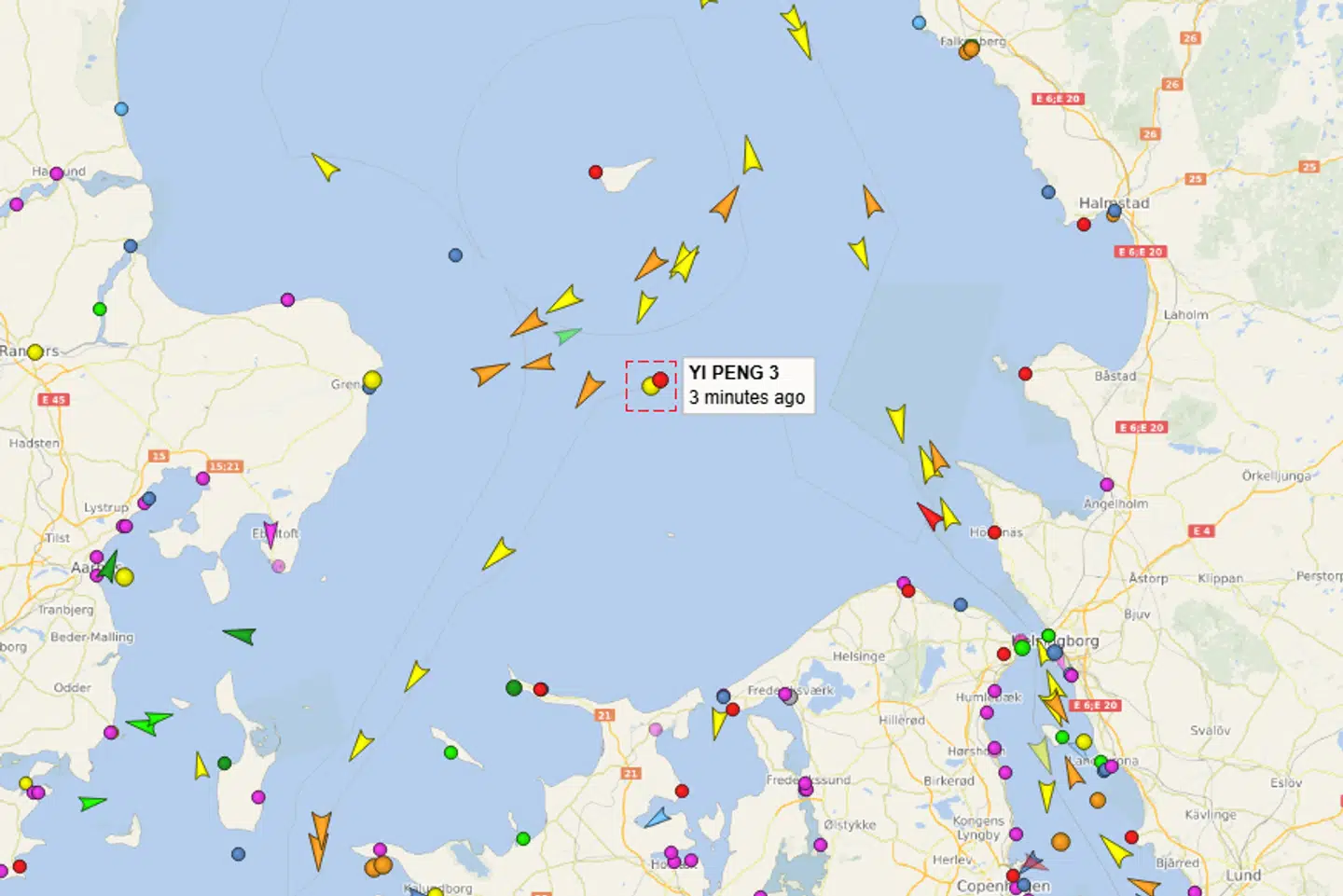 Det kinesiske skib Yi Peng 3 ligger fortsat for anker i Kattegat i internationalt farvand. Den tyske kystvagt har fortsat et skib tæt på.