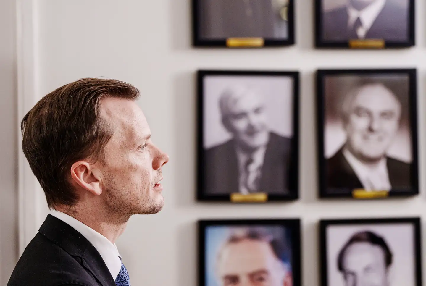 Justitsminister Peter Hummelgaard (S) på pressemødet om styrkelsen af tilsynet med efterretningsvæsnet, som foregik i Justitsministeriet. Bag ham hænger portrætter af de tidligere justitsministre.