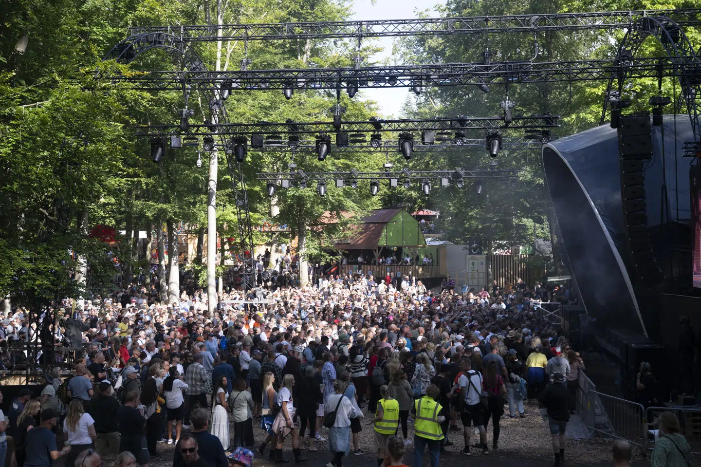 På Smukfest i 2024 spillede amerikanske Kiefer Sutherland med sit band. Siden 2013 har det været muligt for gæster at indbetale penge på et betalingsarmbånd. Restbeløbet fik de tilbage efter festivalen. (Arkivfoto).